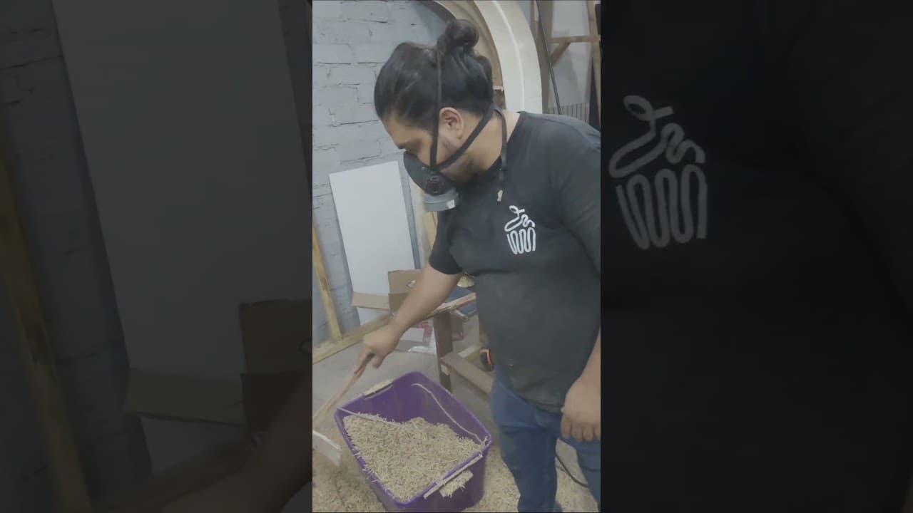 Pedro trabajando en su taller